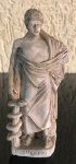 Miniatura de estatueta "ESCULÁPIO" (Grego) - resinada, patinada, medindo 12 centímetros de altura.