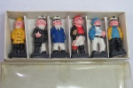 Lote com 06 pequenos piratas na embalagem original. Cada miniatura mede aproximadamente de 05 a 5,5 centímetros de altura.