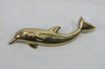 Golfinho em metal para ser fixado em base ou na parede. Mede 18 centímetros.