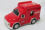 Coca-Coca - Van musical. Ausência do retrovisor do lado do motorista e do Urso da Coca que ficava no teto. Funciona com 04 pilhas pequenas. Bate e volta.