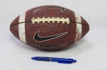 Bola de futebol Americano marca Nike, bastante usada,, fabricada na Tailândia.