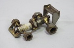 Carrinho de corrida artezanal, feito com uma vela de automóvel, parafusos e porcas.