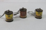 Lote com 03 chaveiros miniaturas de latas de óleo.