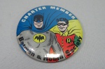 Bótom - Batman & Robin Society Charter Member - Mede 8,5 centímetros de diâmetro.