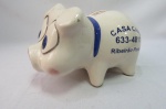 Cofrinho formato de Porco da Casa Caio de Ribeirão Preto - São Paulo. Feito em Porcelana, mede aproximadamente 17,5 centímetros de comprimento. Ausência da tampa inferior