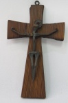 CRISTO CRUCIFICADO ESTILIZADO EM MADEIRA E METAL - CRUCIFIXO PARA PENDURAR. A CRUZ MEDE APROXIMADAMENTE 18 CENTÍMETROS. O CRISTO FOI CONFECCIONADO COM PREGOS E A CRUZ É EM MADEIRA. Os Pregos da cruz, venerados como relíquias por algumas denominações crist