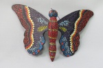 BORBOLETA COLORIDA EM MADEIRA PARA DECORAÇÃO DE AMBIENTES. MEDE APROXIMADAMENTE 21,2 CENTÍMETROS DE ENVERGADURA.