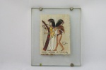 PAPIRO ORIGINAL DE SIRACUSA - ENTRE VIDROS. MEDIDAS DA MOLDURA DE VIDRO: APROXIMADAMENTE 16,5 x 19,5 CENTÍMETROS. AUSÊNCIA DE UM ACABAMENTO METÁLICO INFERIOR QUE PRENDE OS VIROS