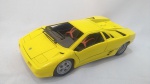 Lamborghini Diablo - Miniatura diecast na escala 1/18 fabricada pela Maisto na Tailância - Detalhe: Faltam os vidros de janela e o Para-brisa. Abre capô, tampa do motor e portas. Volante acompanha o movimento das rodas