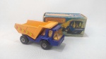Brinquedo antigo Matchbox na caixa original Caminhão caçamba atlas número 23 da coleção fabricado na inglaterra, consta data 1975 no chassis de ferro do brinquedo. RARIDADE
