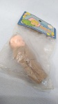 Brinquedo antigo - Boneca de um bebê lacrado no blister original - Fabricado em Hong Kong sob licensa da fabricante de brinqeudos Philip Krokow americana, a boneca mede 9cm