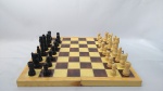 Tabuleiro de xadrez fabricado em madeira com as 32 peças - mede aproximadamente 29cm o tabuleiro aberto