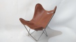 Cadeira em miniatura promocional das lojas Tok & Stok. Base em metal e banco em material sintético. Mede 16cm de altura