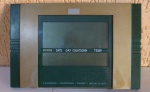 Relógio digiital / marcador de temperatura - dias - mês - cores predominantes  verde e bege -  peças plásticas - funciona a pilha - usado / NÃO TESTADO..