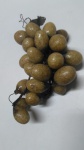Balagandã - cacho de uvas em material sintético e metal com diversas peças articuladas nos tons bege/marrom - medidas aproximadas de 23 x 11 centímetros.