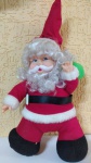 Papai Noel em algodão e resina plástica com funcionamento a pilha, usado, medindo 25 centímetros de altura, marcas do uso e tempo.