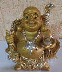 Buda dourado (sorrindo e carregando riquezas) em resina patinada, medindo 11 centímetros de altura, usado, marcas do tempo e uso.
