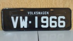 Placa PRETA VW 1966 decorativa em metal com relevo nas bordas e furação padrão no formato de "placa automotiva" alusiva aos carros antigos da MARCA VOLSKSWAGEN / metal nas dimensões de 13 x 40 centímetros com cantos arredondados, sem uso - apresenta riscos .