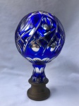 Excepcional pinha em cristal na cor azul. França Séc. XIX. Aprox. 22 cm de altura.