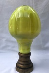 Pinha em cristal na cor verde. França Séc. XIX. Aprox. 23 cm de altura.