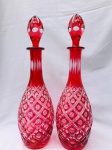 Baccarat, magnífico par de licoreiras em tom vermelho com suas respectivas tampas e em perfeito estado. França séc. XIX. Aprox 39 cm
