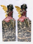 Par de estátuas de bronze austríaco representando figuras de meninas aladas com policromia de época e as asas empolicromia a ouro. Ambas sob base de lindos blocos de mármore europeu. Aprox. 23,5 cm de altur.