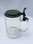 Antiga caneca para cerveja de vidro com tampa de estanho. Aprox. 17 cm de altura. Peça de coleção. Europa séc. XIX/XX.