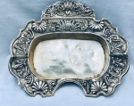 Bandeja de barbeiro em prata com rico trabalho de cinzel. Provavelmente Brasil Séc. XVIII/XIX. Aprox. 31 x 37 cm.