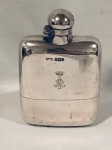 Graciosa garrafa de bolso em prata inglesa. Contrastado e apresenta monograma coroado. Aprox. 11 x 7 cm.