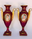 Vieux Paris. Importante par de vasos em porcelana de época representando imperador Napoleão Bonaparte e a imperatriz Josefina em tons imperiais e lindo acabamento em ouro. Aprox. 30 cm de altura.