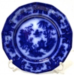 Antigo prato inglês de porcelana azul borrão, medindo 21 cm diam.