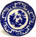 Antigo prato de porcelana azul borrão medindo 20 cm diam.