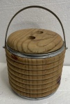 Lindo balde de gelo vintage revestido externamente com  madeira medindo 19 cm alt. Metal com sinais de oxidação.
