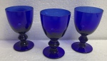 Lote contendo 5 taças de vidro azul royal .