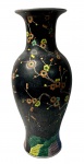 Magnifico e grandioso vaso em porcelana chinesa, Dinastia Qing (1644-1917), medindo: 61 cm alt.
