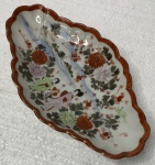 Linda petisqueira em porcelana oriental, medindo: 26 cm x 14 cm
