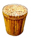 Delicada mesinha lateral, feito em bambo com tampo em vidro, medindo: 47 cm x 38 cm .