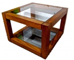 SERGIO RODRIGUES - Magnifica mesa lateral em madeira nobre com tampo em vidro dividido em 2 zonas, Fabricante OCA, medindo: 70 cm x 70 cm x 51 cm alt.