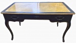Maravilhosa escrivaninha Inglesa, em madeira nobre com couro na tampa, medindo: 1,35 m comp. x 72 cm prof. x 79 cm alt.