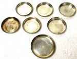 Lote contendo: 7 portas copos em metal espessurado a prata, medindo: 7 cm diâmetro.