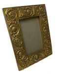 Porta retrato em madeira pintado de dourado, medindo; 21 cm x 27 cm