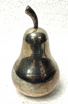 Delicado pote em metal espessurado a prata em forma de pêra, medindo: 8 cm alt.