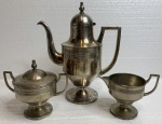 Jogo para chá em metal espessurado a prata, contraste águia, composto por bule, leiteira e açucareiro.