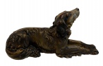 Maravilhosa e grande escultura em porcelana representando cachorro, com carimbo e numerada, medindo:53 cm comp. x 25 cm alt.  (com restauro)