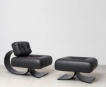 Easy Chair, de Oscar Niemeyer, em perfeito estado, todo em couro natural e madeira ebanizada.