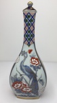 Linda garrafa com tampa em porcelana Vista Alegre com pintura de pássaro - 31cm altura x 12cm diâmetro