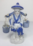 Figura em porcelana de homem segurando balde - 15 cm - peça com alguns trincos
