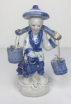 Figura em porcelana de mulher segurando balde - 15cm - peça com alguns trincos