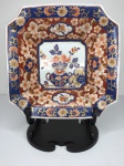 Lindo prato em porcelana chinesa em azul, branco e vermelho - com suporte - 25cm x 25cm x 7 cm