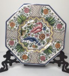 Grandioso prato em porcelana portuguesa oitavado com pintura de pássaros e flores - com suporte - 42,5cm diâmetro